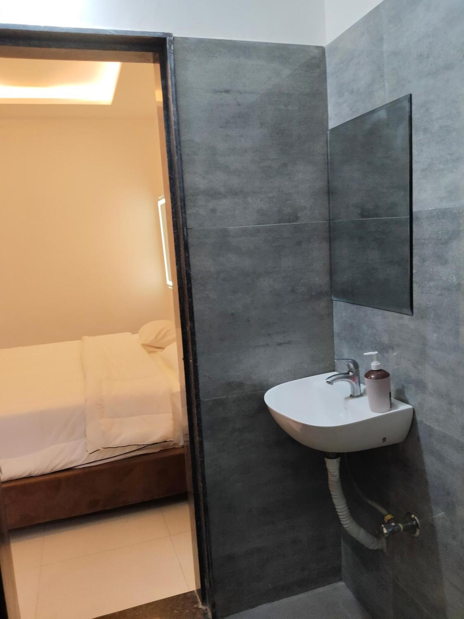 Hotel Kiwi Inn Vijaynagar Scheme 78 إندور المظهر الخارجي الصورة