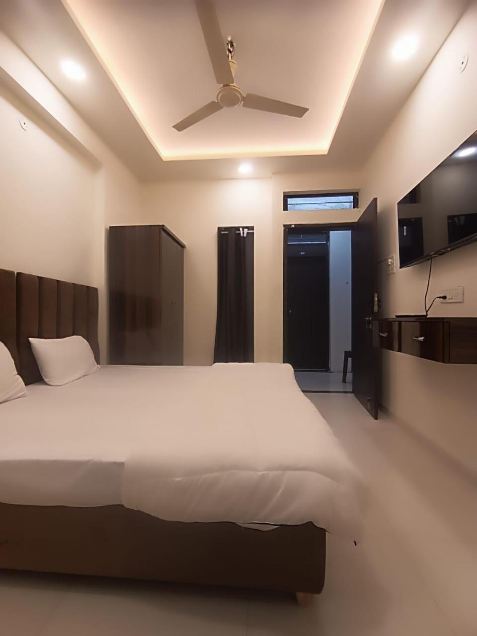Hotel Kiwi Inn Vijaynagar Scheme 78 إندور المظهر الخارجي الصورة