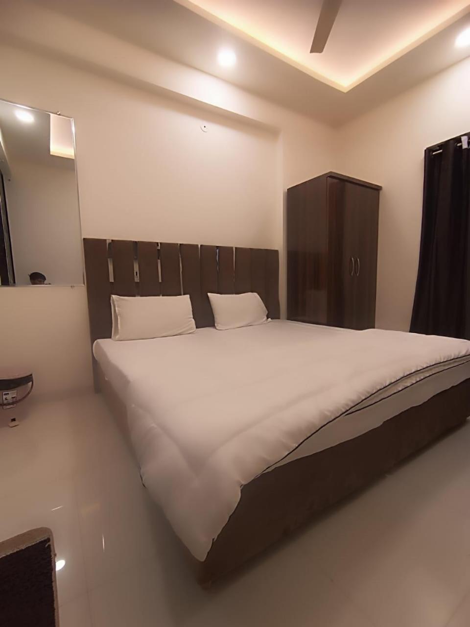 Hotel Kiwi Inn Vijaynagar Scheme 78 إندور المظهر الخارجي الصورة