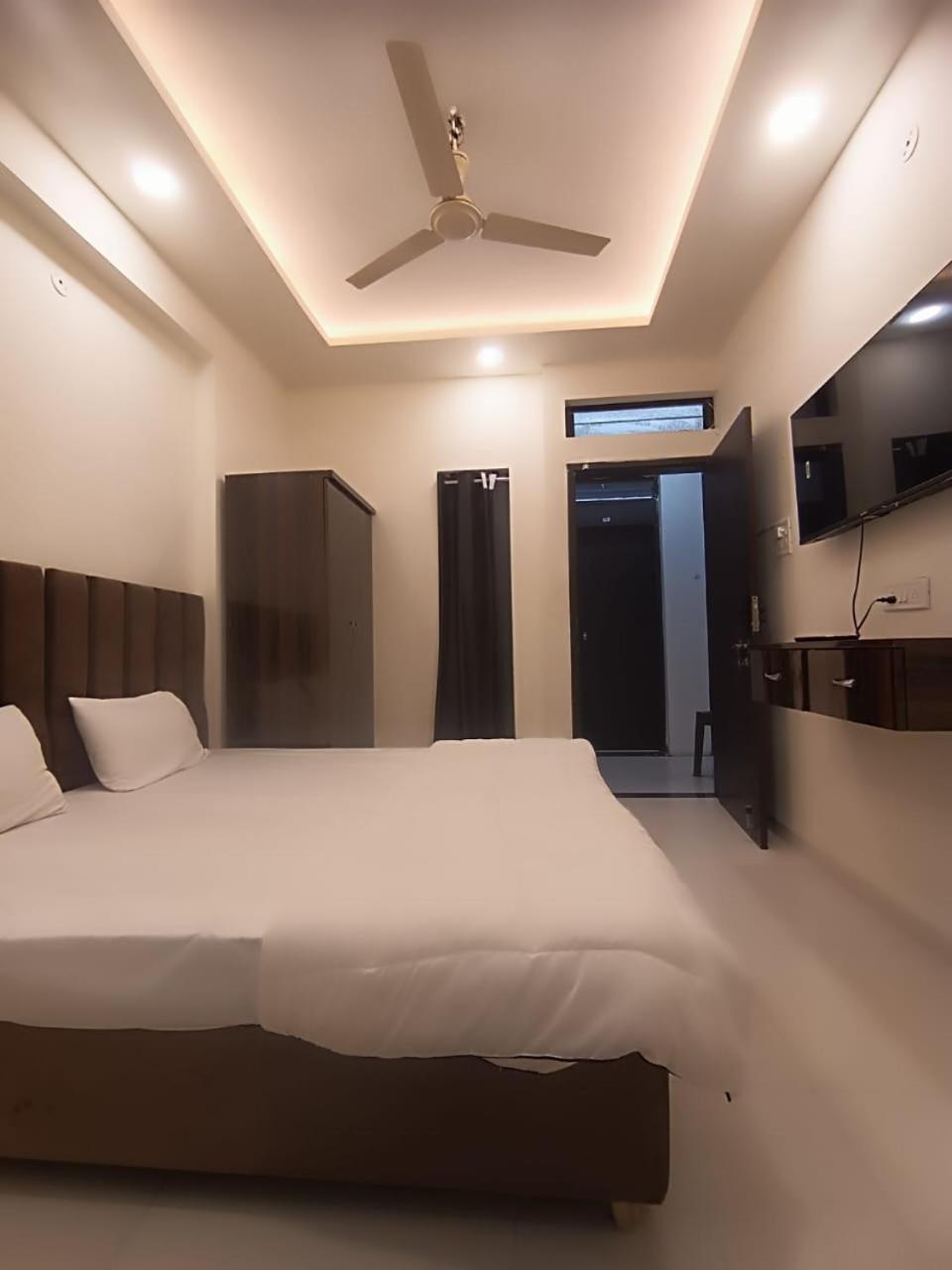 Hotel Kiwi Inn Vijaynagar Scheme 78 إندور المظهر الخارجي الصورة